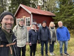 Vandrare framför äldre byggnad